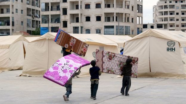 Guerra en Siria: Inician evacuación de poblaciones sitiadas por fuerzas rebeldes y del gobierno