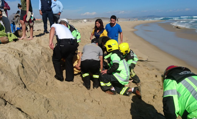 Operativo de la Armada rescata a tres turistas que se ahogaban en el balneario de El Tabo