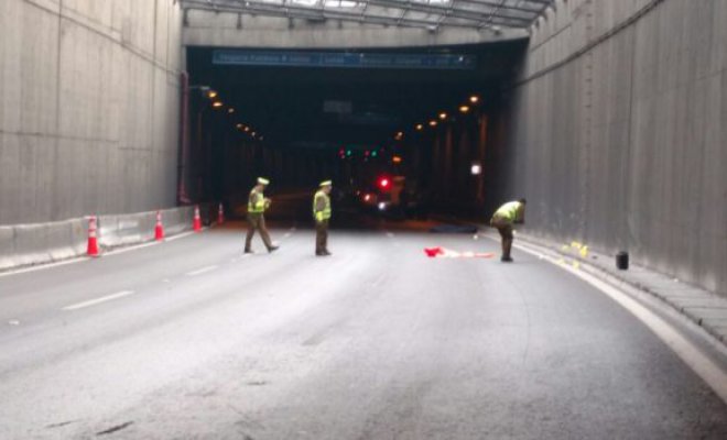 Joven muere tras impacto de su moto contra túnel de autopista en Santiago