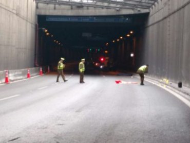 Joven muere tras impacto de su moto contra túnel de autopista en Santiago