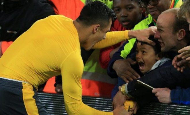 El notable gesto de Alexis con un pequeño hincha que ha dado la vuelta al mundo