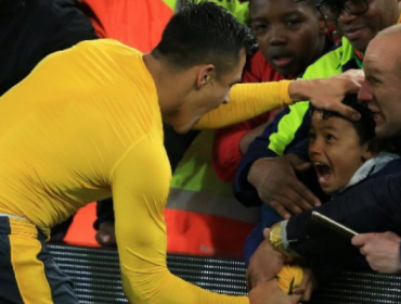 El notable gesto de Alexis con un pequeño hincha que ha dado la vuelta al mundo