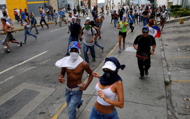Tres personas mueren baleadas durante masiva protesta en Venezuela