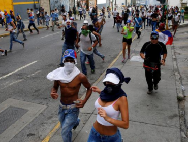 Tres personas mueren baleadas durante masiva protesta en Venezuela