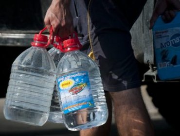 Aguas Andinas llama a juntar agua ante eventual corte en Región Metropolitana