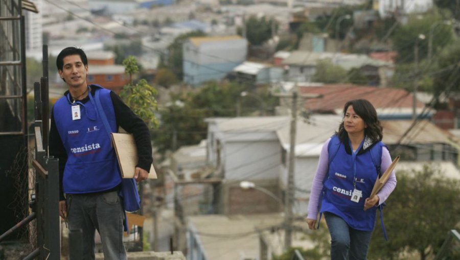 El insólito cartel que colgó una familia para esperar a un censista en Viña del Mar