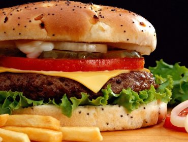 Sernac denuncia a diversas marcas de hamburguesas por incumplimientos a la ley