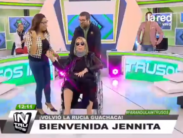 Jennifer Warner sorprende llegando en silla de ruedas al programa “Intrusos”