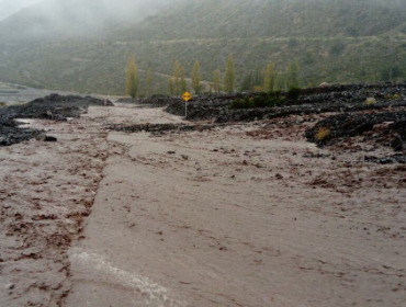 Videos: San José de Maipo colapsa por sistema frontal y provoca cortes de rutas