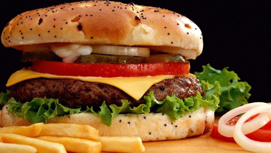 Sernac denuncia a diversas marcas de hamburguesas por incumplimientos a la ley