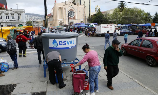 Esval llama a restringir uso de agua potable en comunas de la V Región