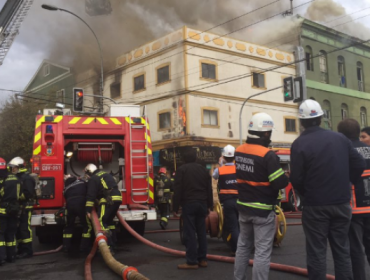 Incendio estructural consume restaurant y una residencia en pleno centro de Valparaíso