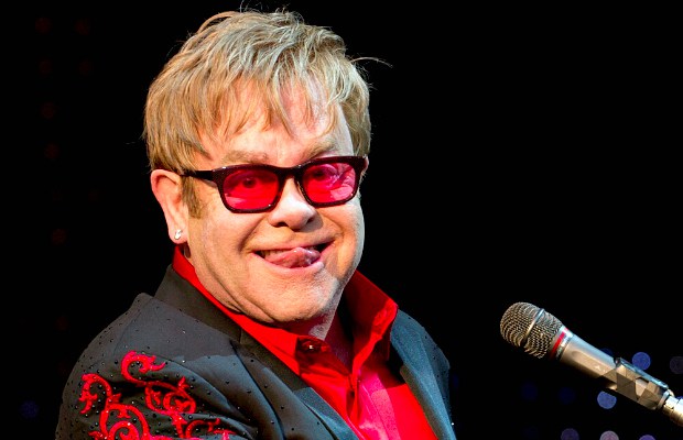Elton John suspende conciertos y es internado en Reino Unido tras su paso por Chile