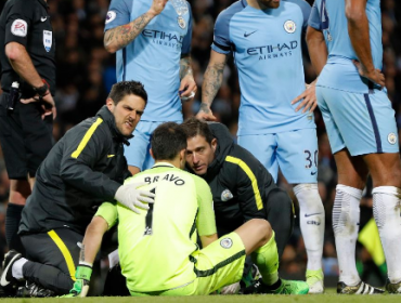 Claudio Bravo sale lesionado del clásico de Manchester que terminó igualado sin goles