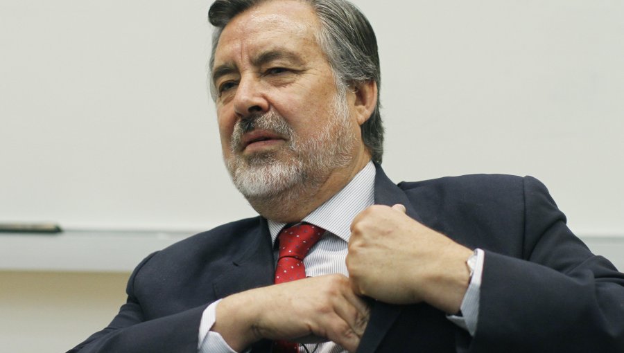 La disyuntiva de Guillier ante decisión de la DC: ¿Seguir independiente o inscribirse en un partido?