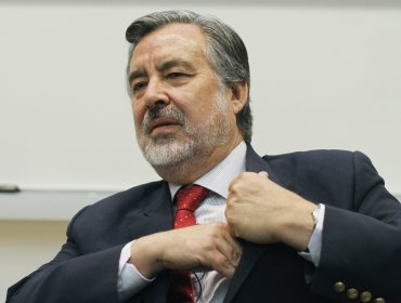 La disyuntiva de Guillier ante decisión de la DC: ¿Seguir independiente o inscribirse en un partido?