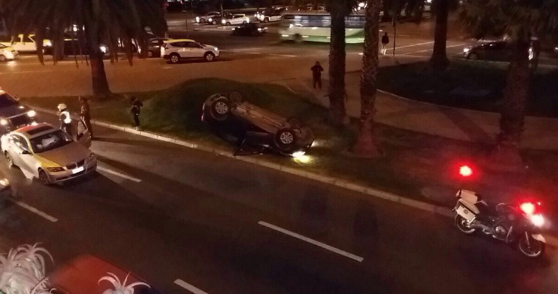 Colisión deja a un vehículo volcado a la altura del Reloj de Flores en Viña del Mar