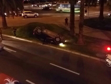 Colisión deja a un vehículo volcado a la altura del Reloj de Flores en Viña del Mar