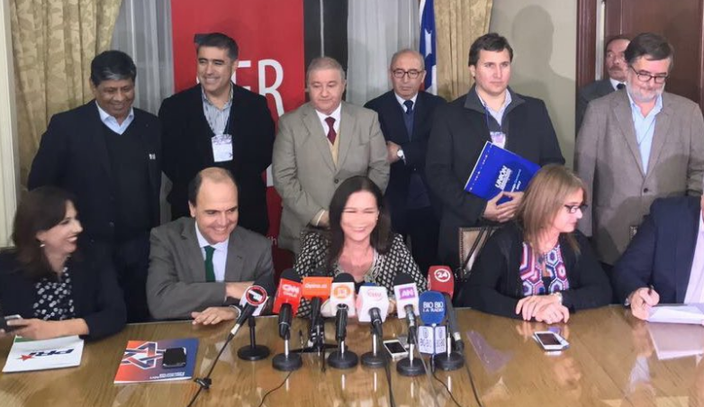 Chile Vamos oficializa su inscripción ante el Servel para participar de las primarias