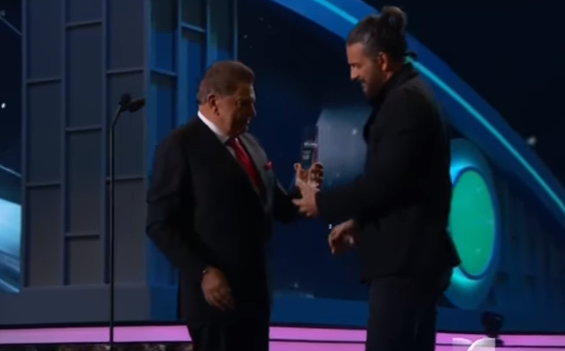 Don Francisco entrega importante premio a Ricardo Arjona