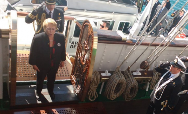 Presidenta Bachelet sufre pequeño tropiezo mientras subía a la Esmeralda