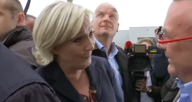 Video: Le arrojan huevos a Marine Le Pen en pleno acto electoral