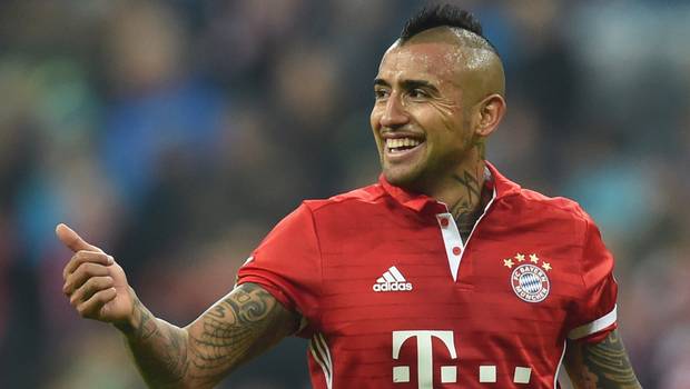 Arturo Vidal se luce cantando con Ribery en el camarín del Bayern