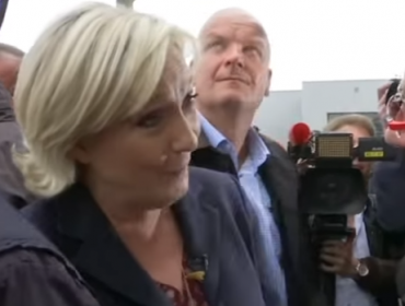 Video: Le arrojan huevos a Marine Le Pen en pleno acto electoral