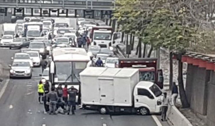 Al menos 10 vehículos involucrados en choque múltiple en Autopista Central