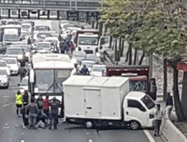 Al menos 10 vehículos involucrados en choque múltiple en Autopista Central