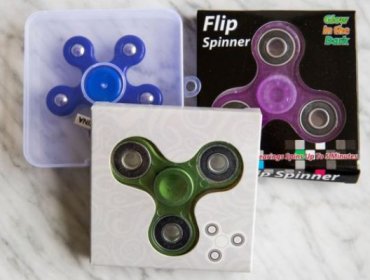 El juguete del momento: Fidget Spinner fascina a los niños y causa revuelo en colegios