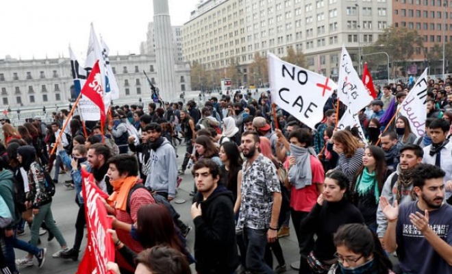 Marcha estudiantil termina con incidentes aislados en el centro de Santiago