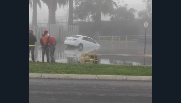 Vehículo cae a socavón tras rotura de matriz en el sector de Quilpué