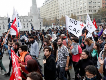 Marcha estudiantil termina con incidentes aislados en el centro de Santiago