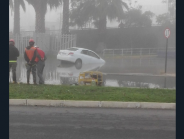 Vehículo cae a socavón tras rotura de matriz en el sector de Quilpué