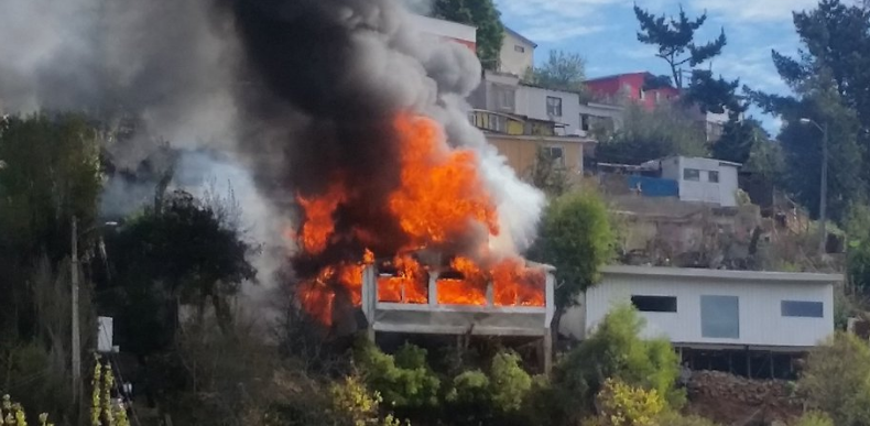 Incendio estructural afectó a viviendas en Forestal Alto en Viña del Mar