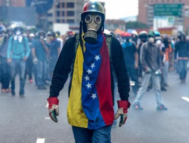 Oposición venezolana presenta nuevas formas de protestas con excrementos y desnudos