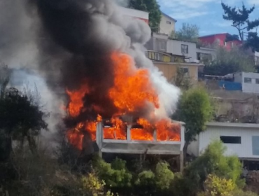 Incendio estructural afectó a viviendas en Forestal Alto en Viña del Mar