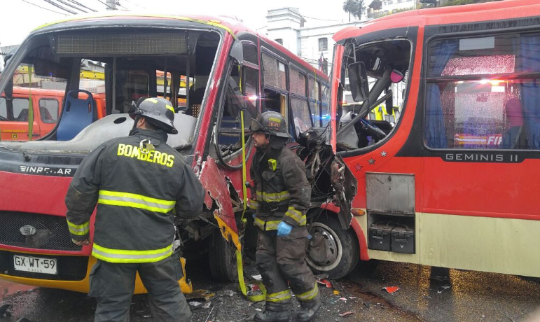 Colisión frontal entre dos micros deja diversos lesionados en Valparaíso