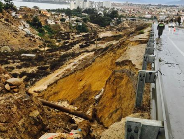 Gigantesco socavón se registra a las afueras de La Herradura en Coquimbo