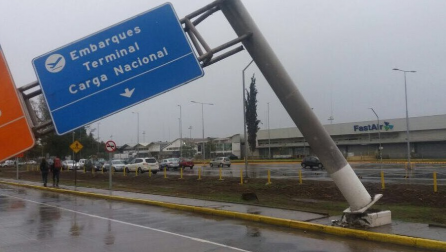 Camión derriba letrero en pista de acceso del Aeropuerto de Pudahuel