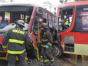 Colisión frontal entre dos micros deja diversos lesionados en Valparaíso