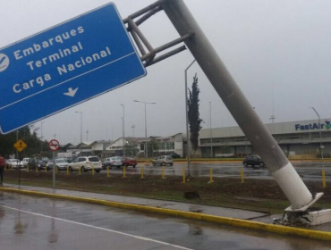 Camión derriba letrero en pista de acceso del Aeropuerto de Pudahuel