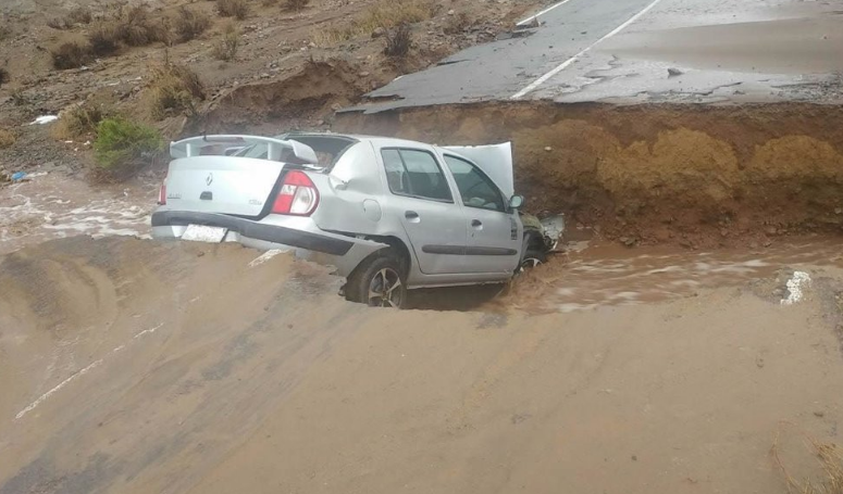 Vehículo cae a gran socavón en Andacollo