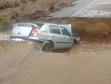 Vehículo cae a gran socavón en Andacollo