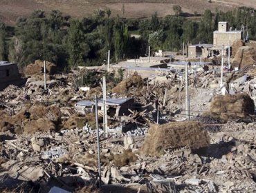 Tres muertos y 370 heridos por un fuerte terremoto en Irán