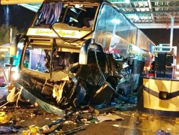 Bus impactó plaza de peaje en Ruta 5 Sur: 3 muertos y 11 heridos