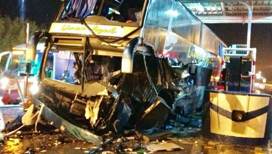 Bus impactó plaza de peaje en Ruta 5 Sur: 3 muertos y 11 heridos