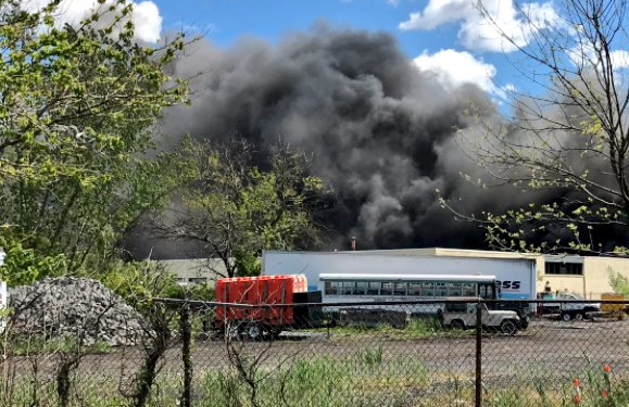 Avioneta se estrella contra un edificio en Nueva Jersey