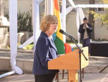 Evelyn Matthei iza bandera de la diversidad sexual en el Municipio de Providencia